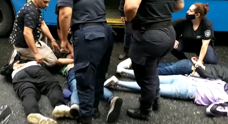 Delincuentes detenidos en un colectivo en Morón