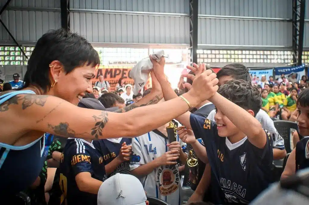 Mayra Mendoza entrega trofeos a más de 40 clubes de fútbol infantil en —…