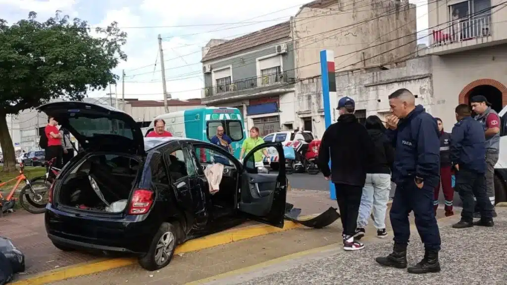 Accidente en Lanús deja dos heridos tras colisión en intersección de Rivadavia…