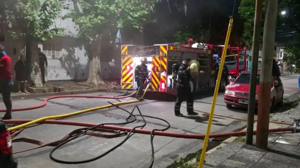 Incendio en Valentín Alsina deja a familias sin hogar — Imagen 1