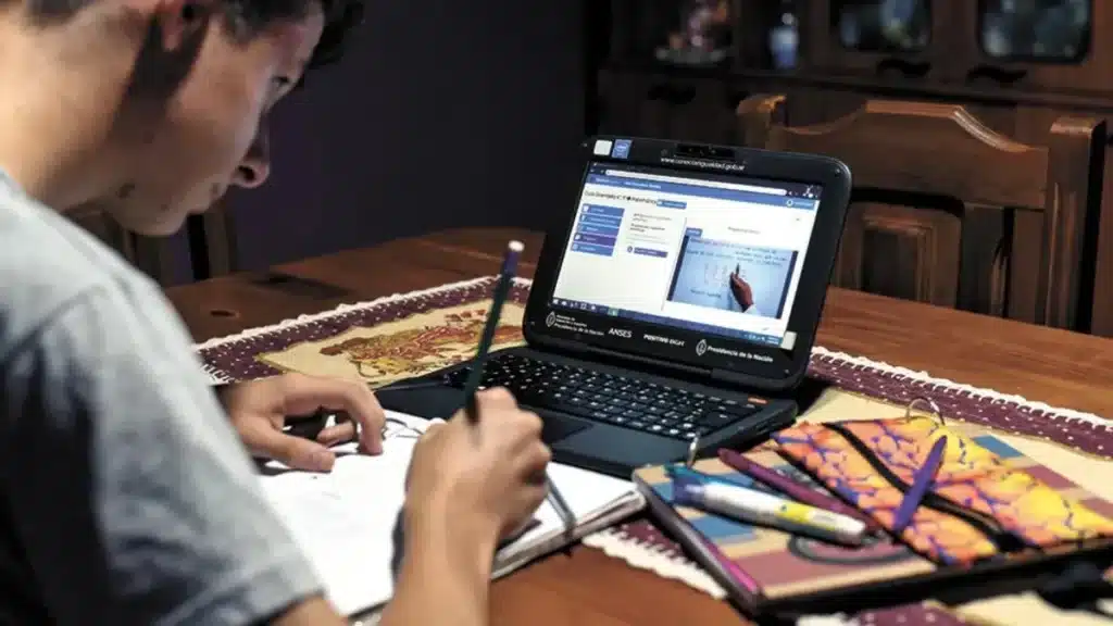 Gobierno propone reforma educativa con clases virtuales y planes de — Imagen 1