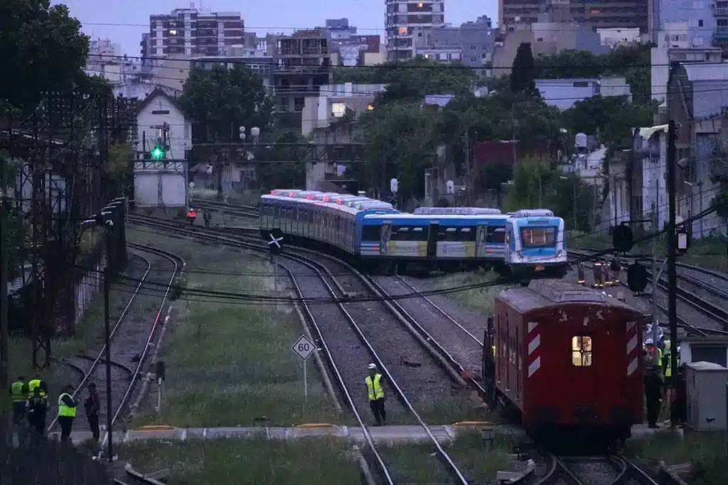 Descarrilamiento del tren Sarmiento en Liniers deja 20 heridos — Imagen 1