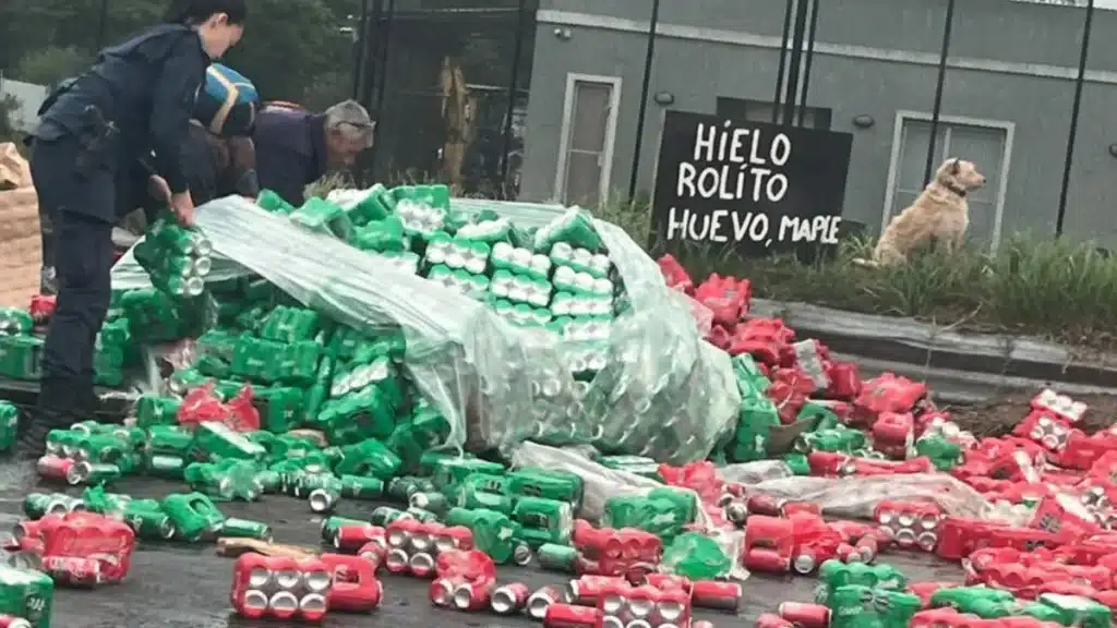 Vecinos se apoderan de cervezas y gaseosas después del vuelco en Camino de —…