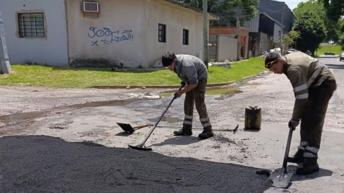 Avanzan con nuevas obras de bacheo en Luis Guillón: Las cuadrillas en Luis Gu…