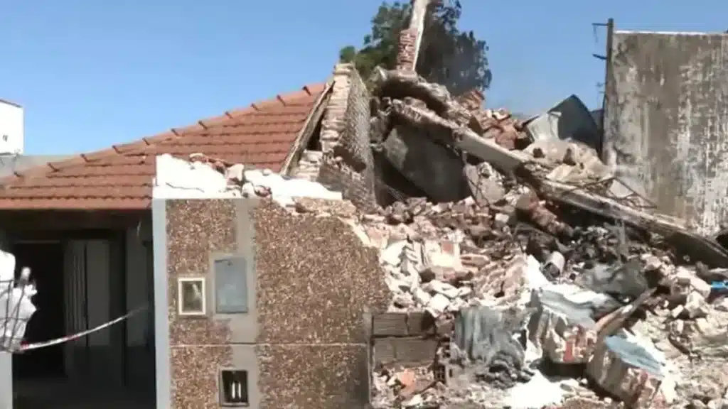 Un incendio destruyó una fábrica de plásticos en Lomas y derrumbó viviendas…