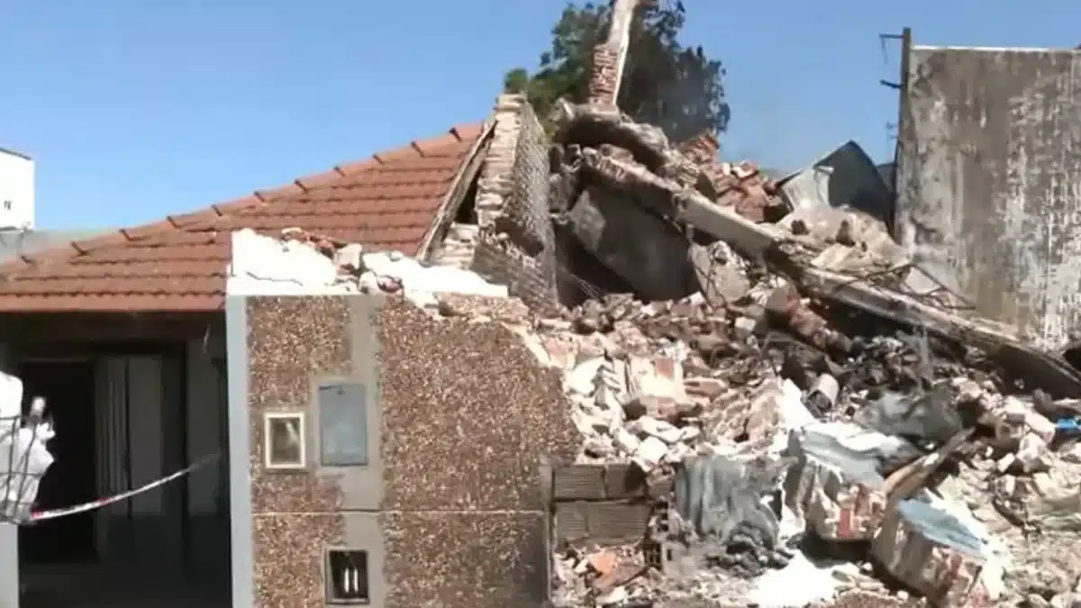 Un incendio destruyó una fábrica de plásticos en Lomas y derrumbó viviendas…