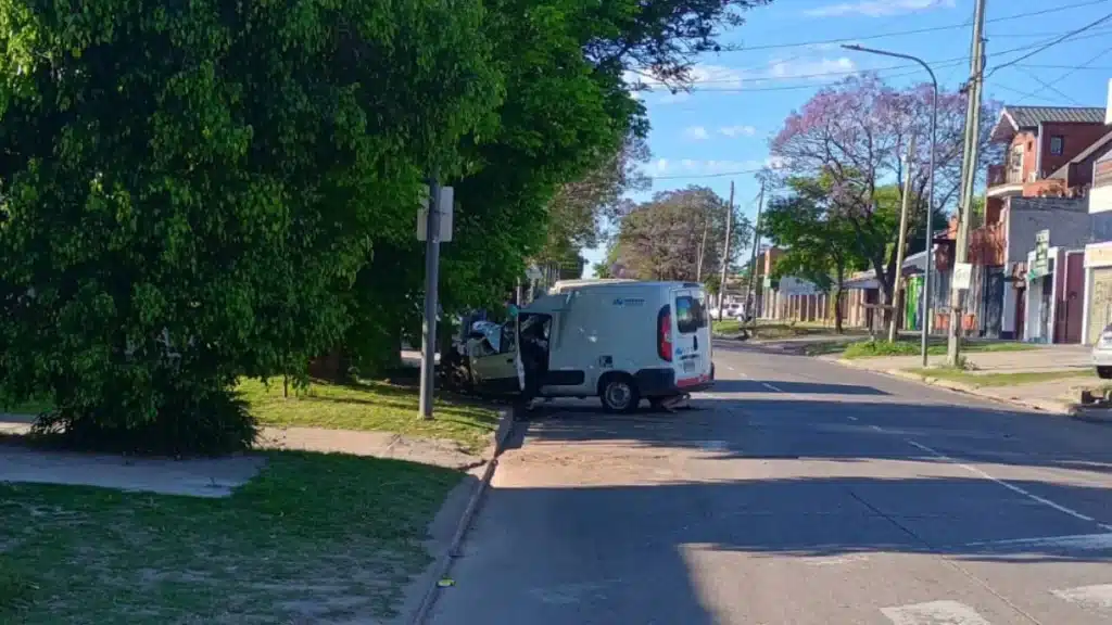 Camioneta choca colectivo en Almirante Brown y queda incrustada contra un —…