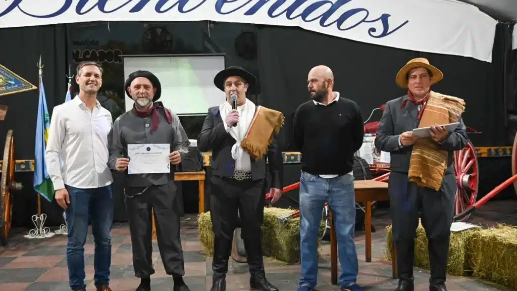 El Volcador celebra 71 años con reconocimientos a vecinos — Imagen 1