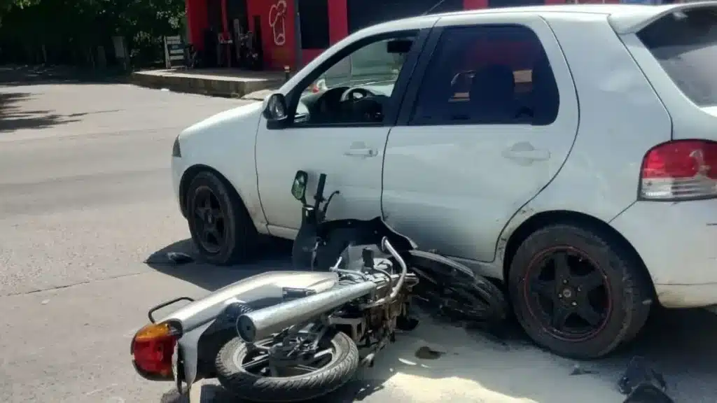 Choque entre auto y moto en Almirante Brown deja herido — Imagen 1