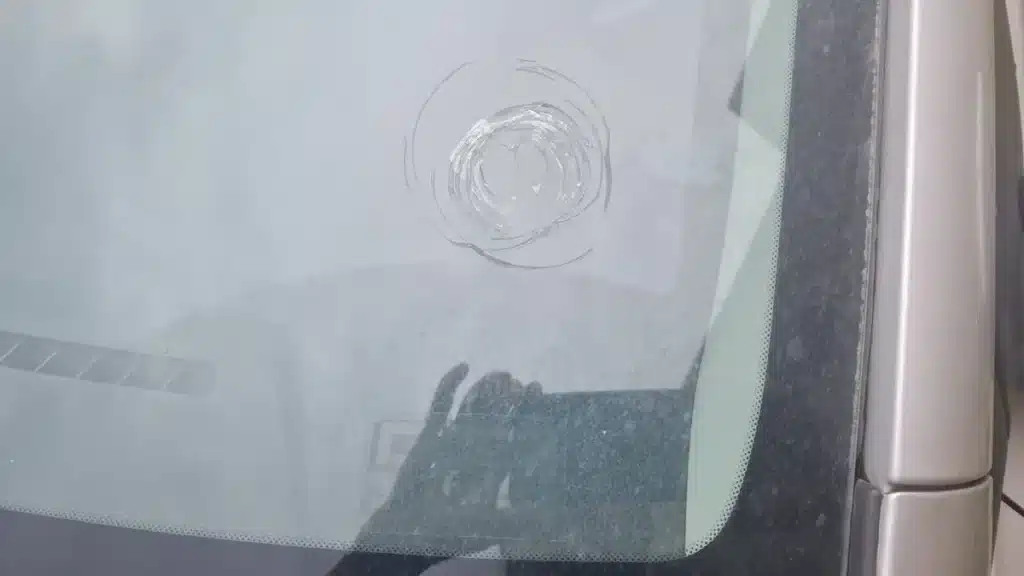 Ladrillazos en Camino de las Latas: Vecinos denunciados y agredidos por —…