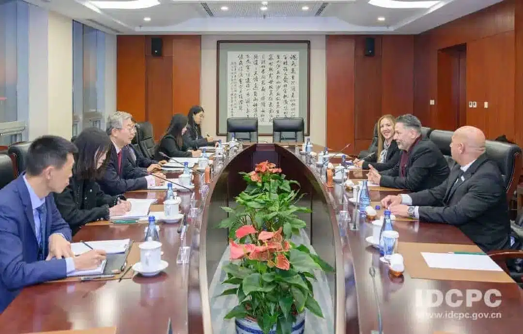 Menéndez logra acuerdos estratégicos en China — Imagen 1