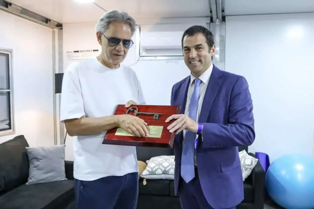 Ramón Lanús le entregó la llave de San Isidro a Andrea Bocelli — Imagen 1