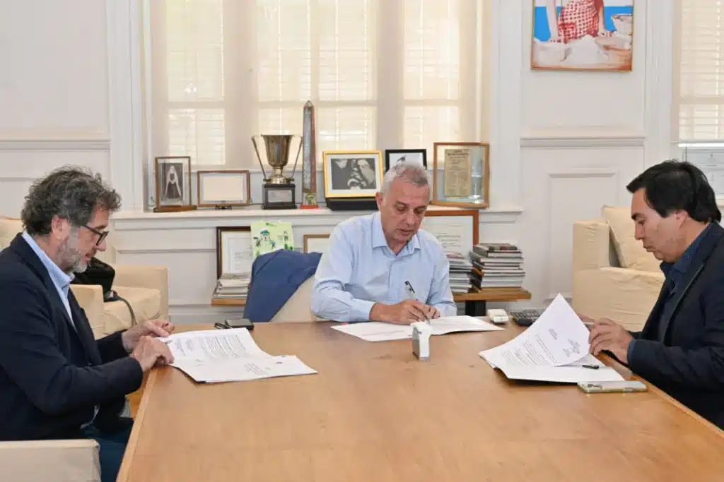 Zamora rubricó convenio para fortalecer crecimiento profesional en — Imagen 1