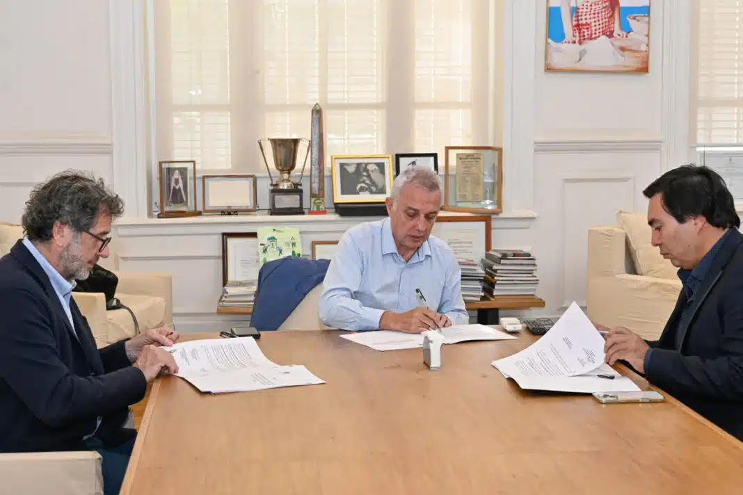 Zamora rubricó convenio para fortalecer crecimiento profesional en — Imagen 1