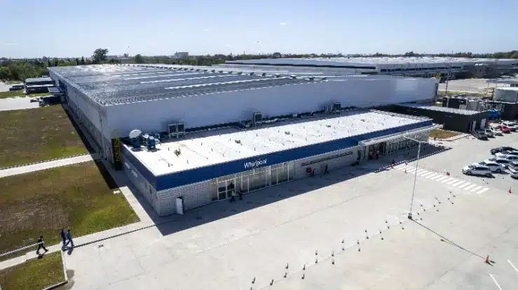 Whirlpool cerró su planta en Pilar despidiendo a 220 trabajadores, pero…