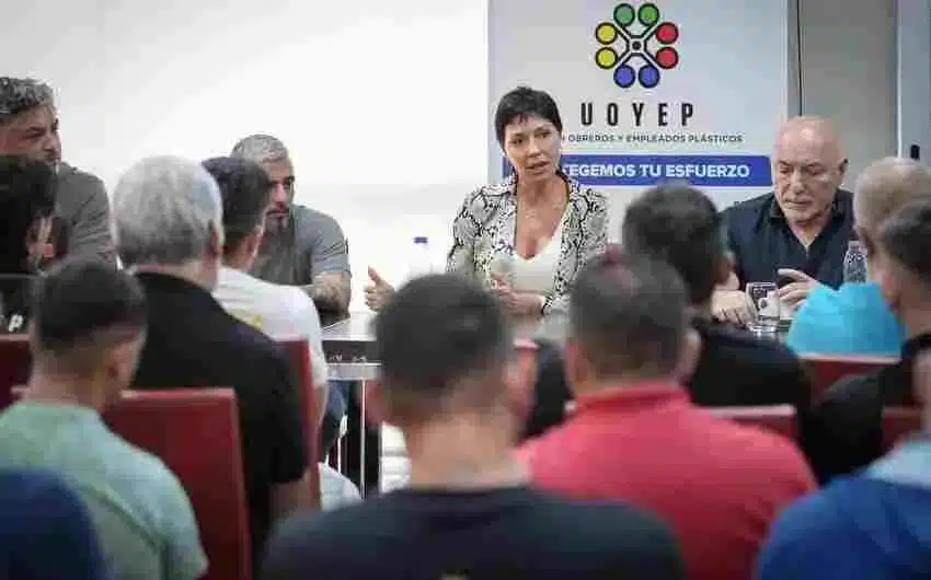 Mayra Mendoza dialogó con delegados del Sindica del Plástico y destacó su —…