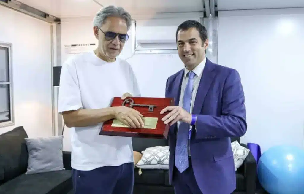 Andrea Bocelli recibe la ‘Llave de la Ciudad’ en San Isidro —…