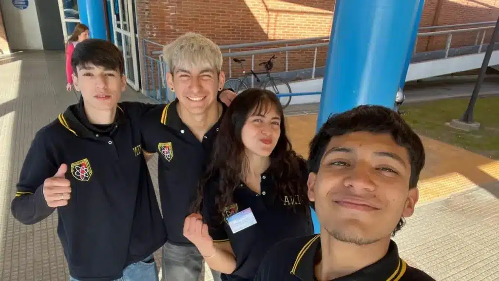 Estudiantes diseñan mano robótica como prótesis para personas con — Imagen 1