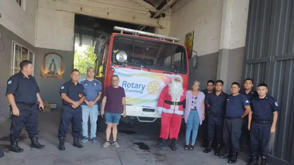 Papá Noel y bomberos recorren barrios en Esteban Echeverría — Imagen 1