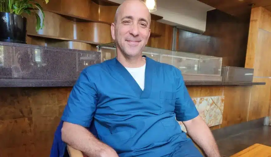 Condenan a ginecólogo a 14 años por abusar de pacientes y lo inhabilitan —…