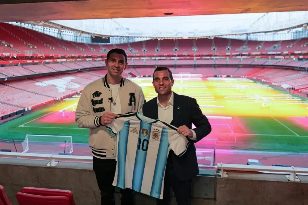 Leandro Petersen, Chief Commercial & Marketing Officer de AFA junto a Dibu Martínez