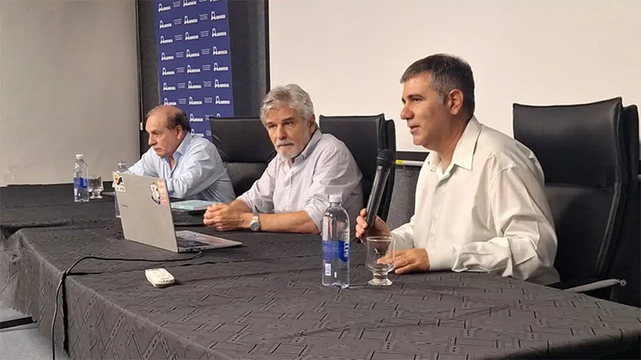 Presentan en la UNLZ el libro “Del péndulo al precipicio” con…