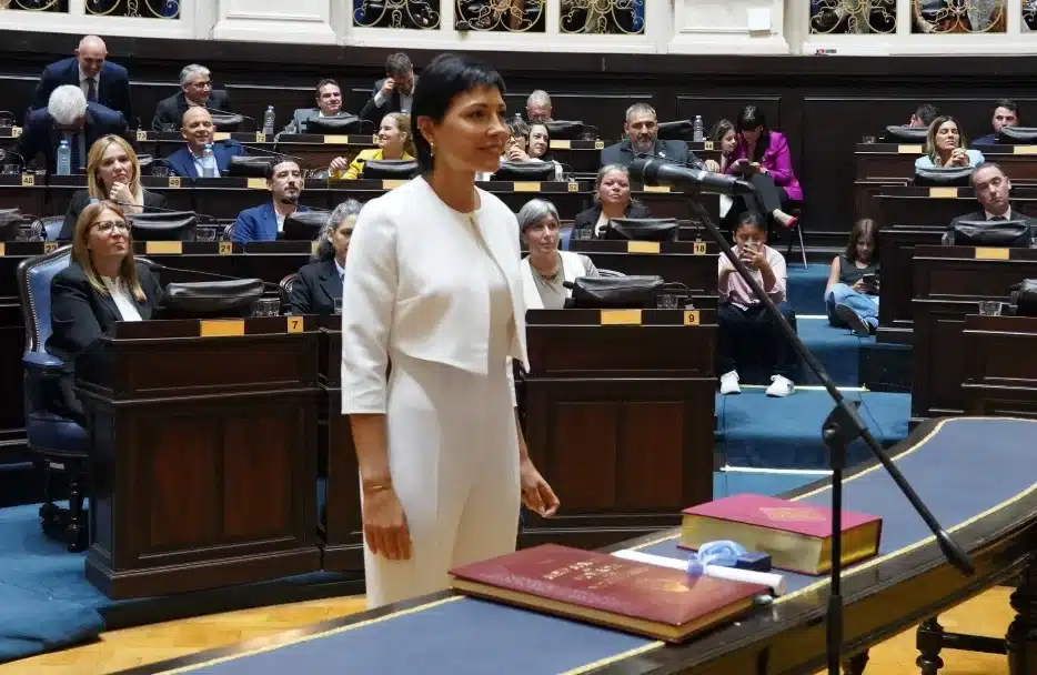 Mayra Mendoza juró como diputada provincial por Fuerza Patria en la…