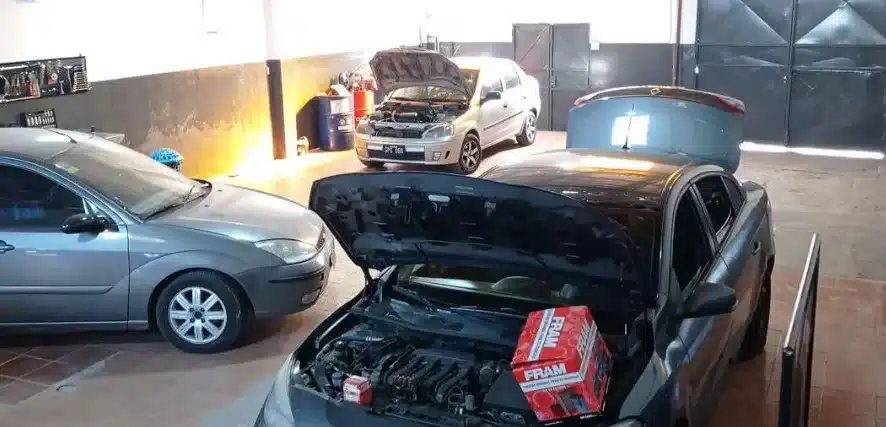 Taller mecánico en Lanús Oeste genera indignación vecinal — Imagen 1