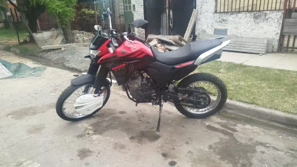 Dos delincuentes detenidos tras robar moto en Morón y disparar a vecinos —…