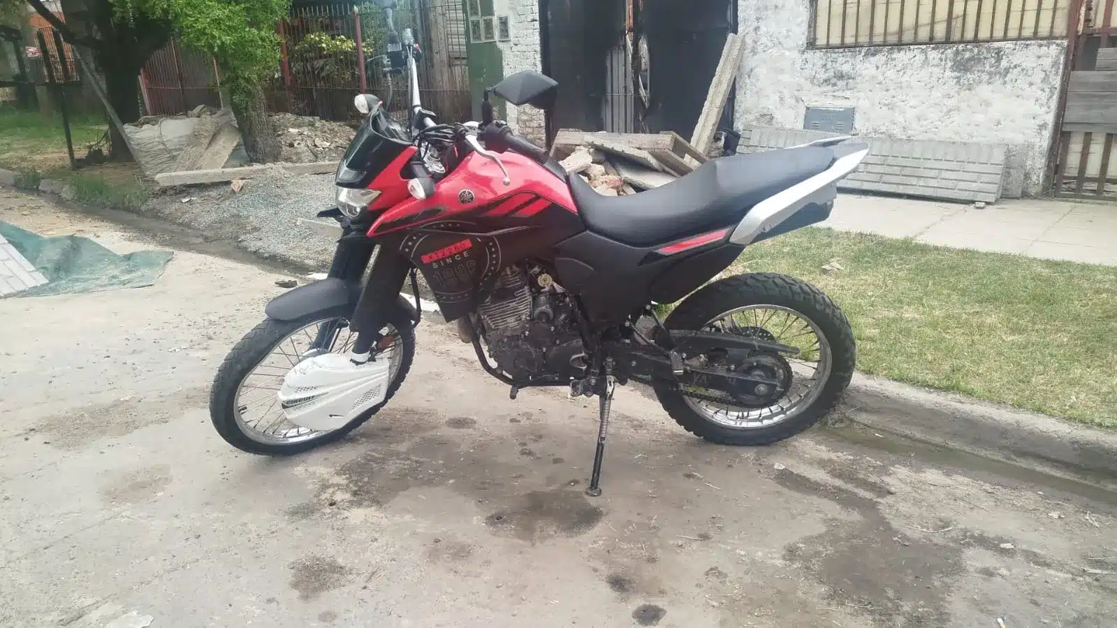 Dos delincuentes detenidos tras robar moto en Morón y disparar a vecinos —…