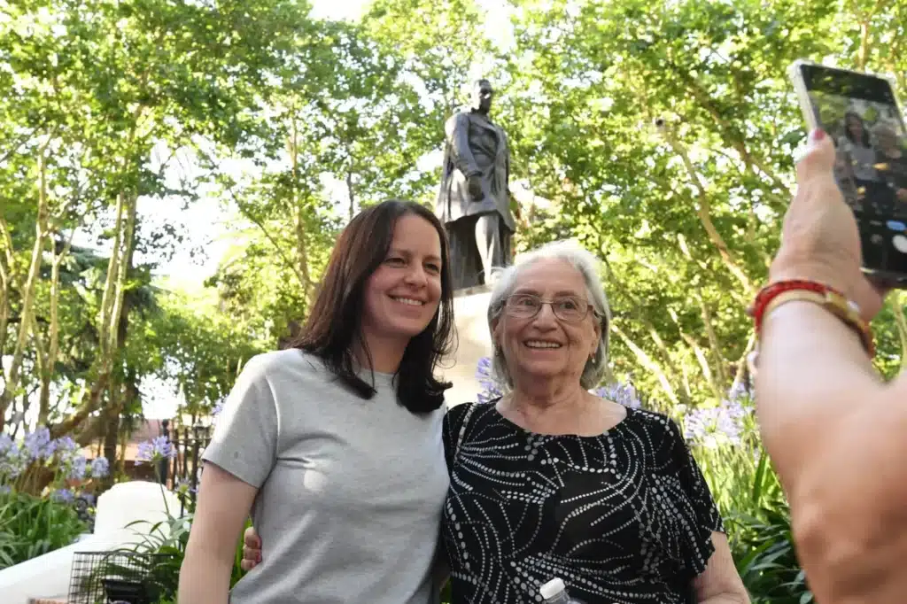 Vicente López reinaugura Plaza Vicente López y Planes tras renovación — Imagen 1