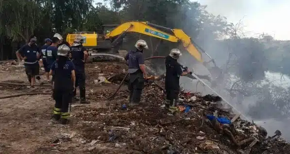 Bomberos de Lomas extinguen incendio en Ingeniero Budge tras casi 4 horas —…