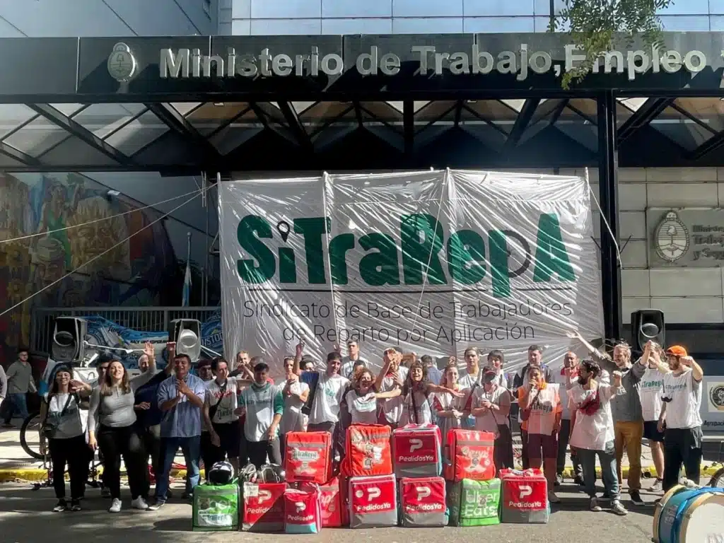 Repartidores por aplicación se oponen a reforma laboral que precariza sus —…