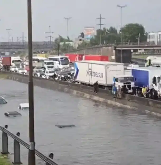 Sorpresa temporal en el AMBA: autos bajo el agua y Unicenter inundado — Imagen 1