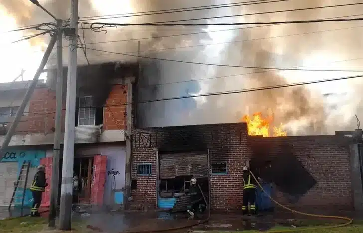 Incendio en Villa Albertina: Una vivienda y dos locales arrasados por el fuego…