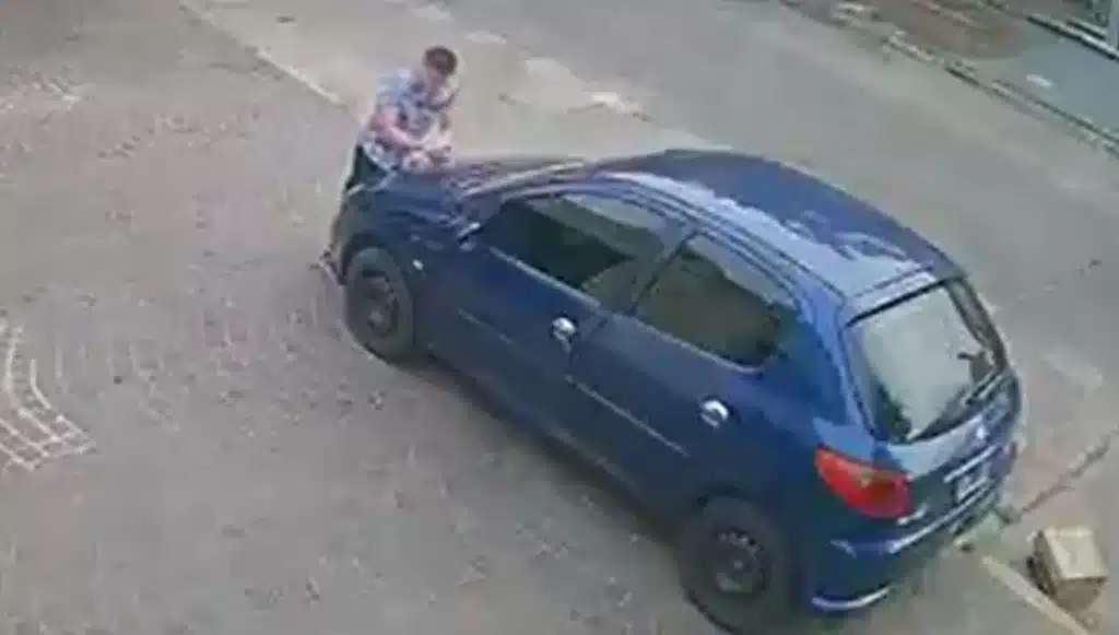 Vandalismo en Banfield: hombre rayó varios autos estacionados — Imagen 1