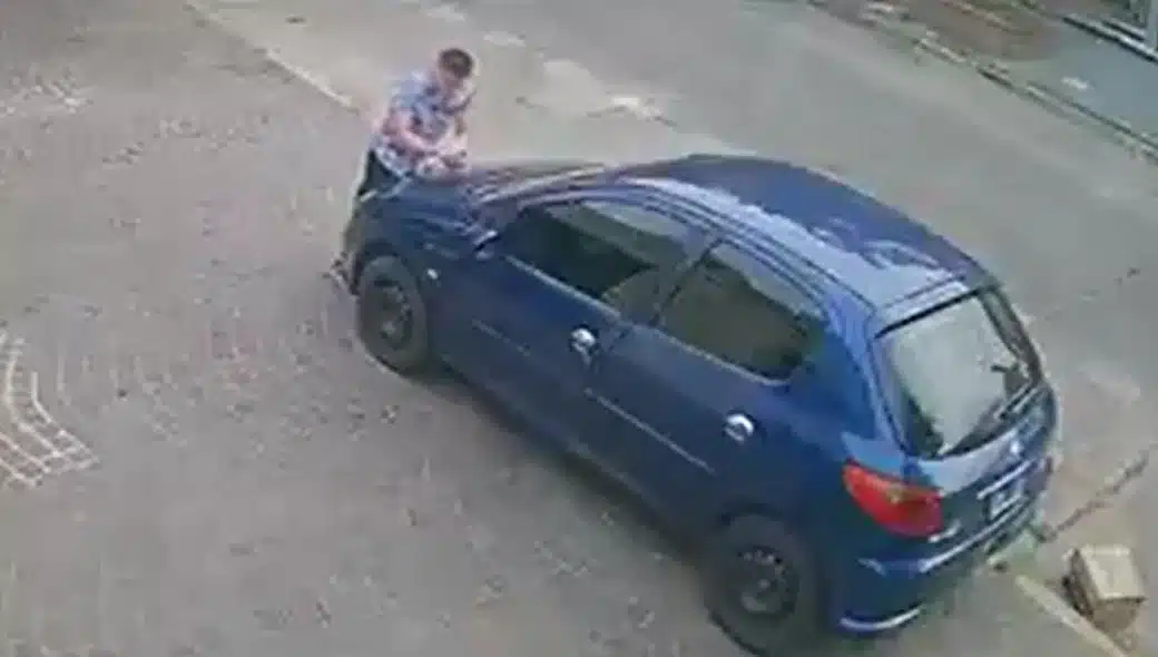 Vandalismo en Banfield: hombre rayó varios autos estacionados — Imagen 1