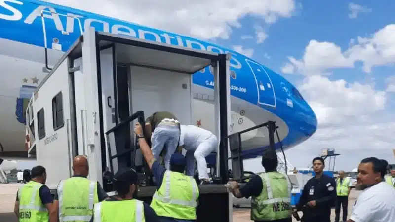 Ezeiza: Desplomado elevador con movilidad reducida, varios heridos — Imagen 1