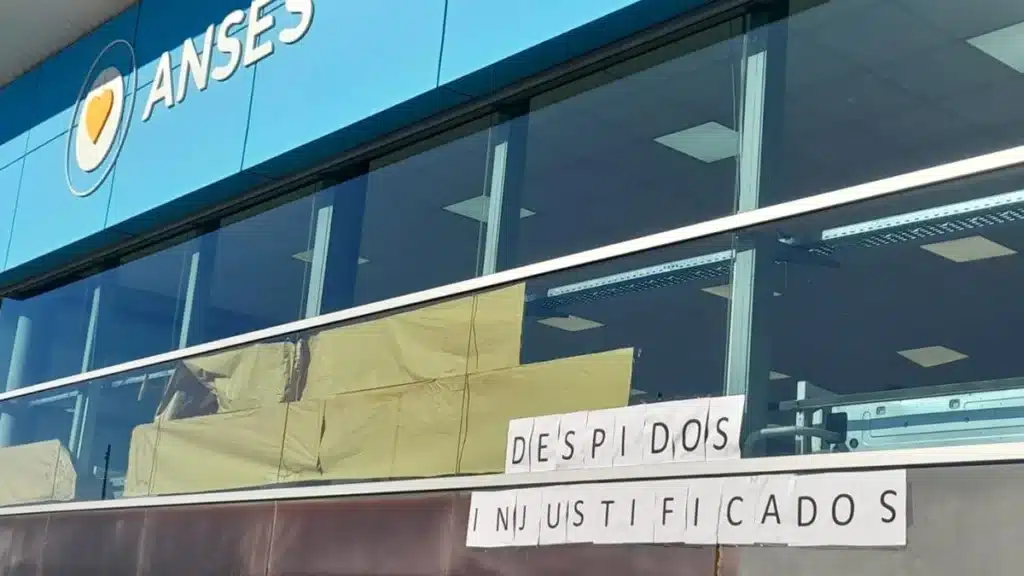 Reducción del 17% en empleados públicos bajo la gestión de Javier Milei. —…