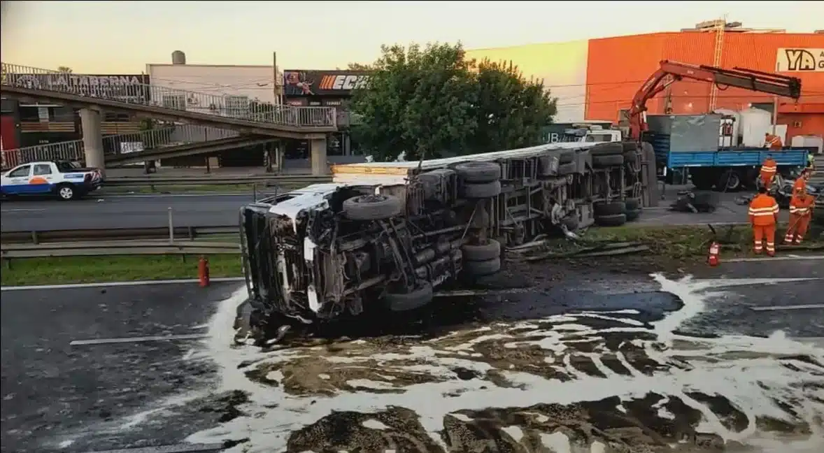 Corte total en Panamericana por vuelco de camión y derrame de aceite — Imagen 1