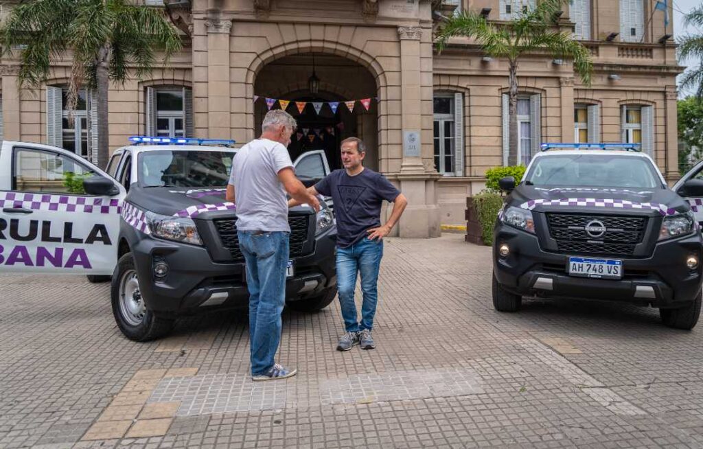 Abella presenta dos nuevas camionetas para refuerzar la Patrulla Urbana en…