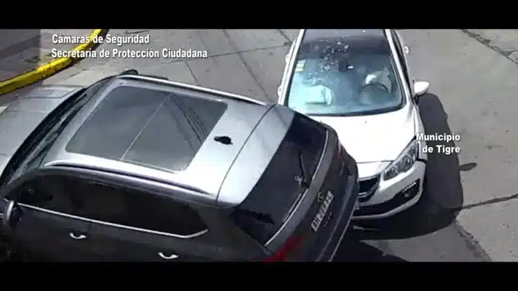 Choque entre camioneta y automóvil en Avenida Cazón de Tigre — Imagen 1