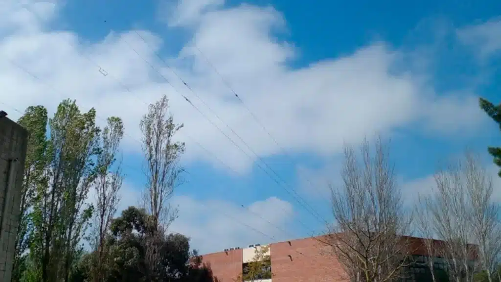 Cielo parcialmente nublado y temperaturas cálidas en el Conurbano — Imagen 1