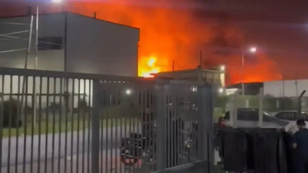 Explosión en Canning: bomberos extinguen fuego y piden precauciones ante —…