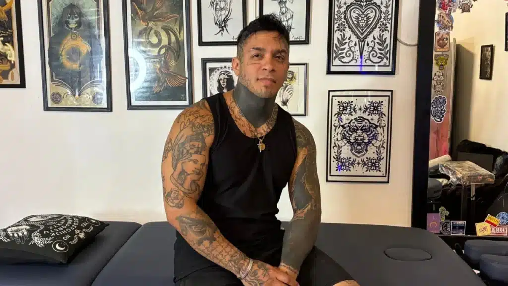 Tatuador ofrece apoyo a mujeres con cicatrices por cáncer de mama — Imagen 1