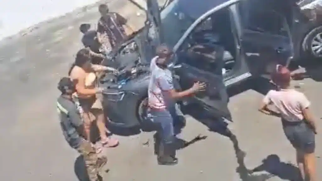 Vecinos de Lanús detienen y desmantelan auto robado en plena calle — Imagen 1