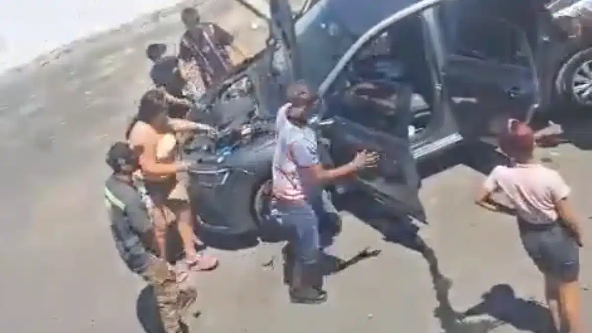 Vecinos de Lanús detienen y desmantelan auto robado en plena calle — Imagen 1