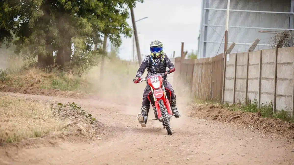 Docente naufragio sobreviviente triunfa en rally — Imagen 1