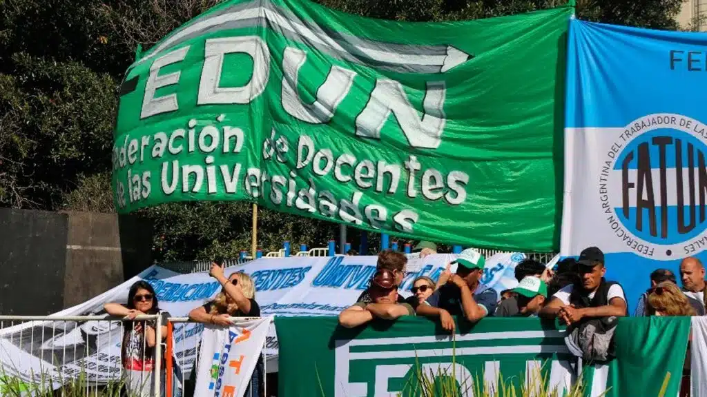 Repartidores y trabajadores convocan a marcha contra reforma laboral — Imagen 1