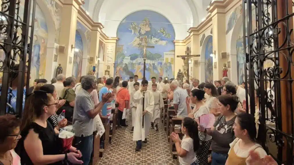 Misa de Nochebuena en Parroquia Santa Ana de Glew: La parroquia de Glew celeb…